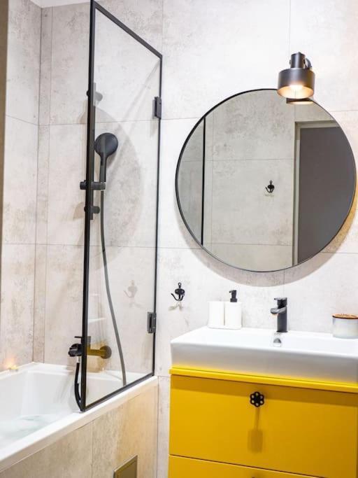 Chic Apartment In Historic Koneser Area وارسو المظهر الخارجي الصورة