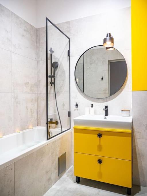 Chic Apartment In Historic Koneser Area وارسو المظهر الخارجي الصورة