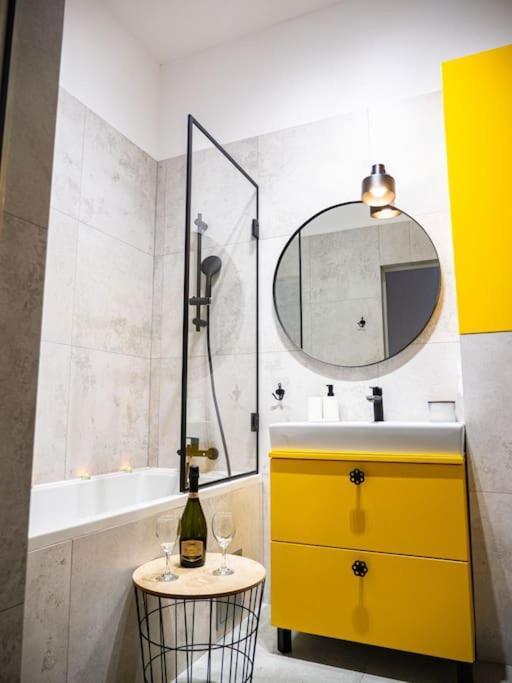Chic Apartment In Historic Koneser Area وارسو المظهر الخارجي الصورة